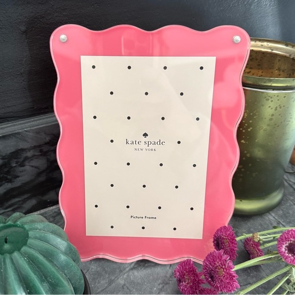 NWT Kate Spade Wavy Pink Acrylic Magnetic Picture Frame, Fits up to 5” x 7” - Picture 1 of 7
